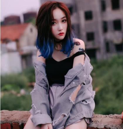 抖音惊现网红小姐姐穿奇葩裤子,这裤裆低到无