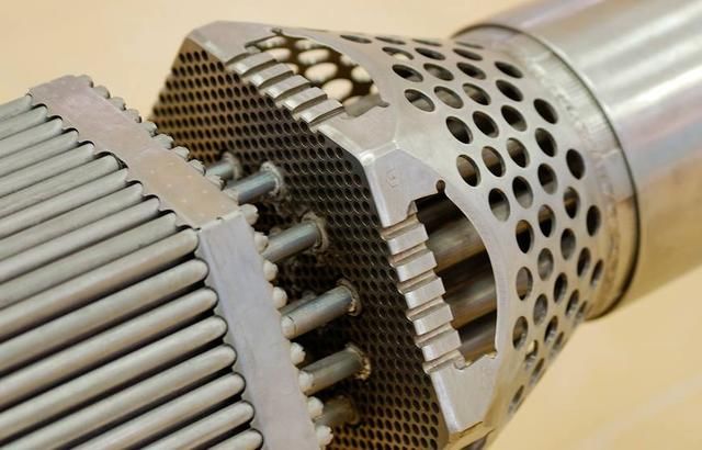 轻水反应堆的铀棒需还要与水接触,这样就会使中子速度减慢导致裂变