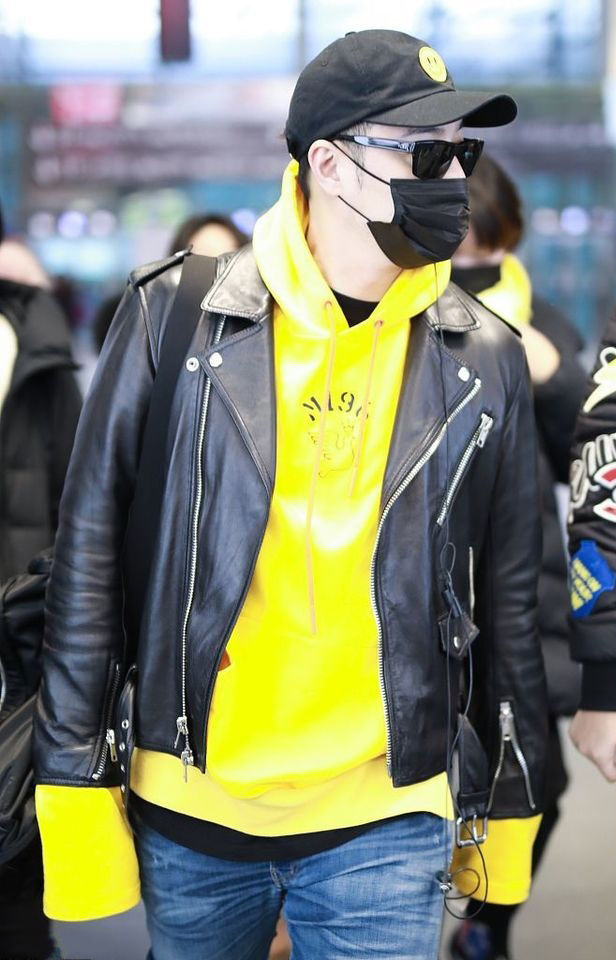 潘玮柏变身阳光大男孩 黑皮衣内搭亮黄色卫衣