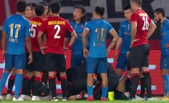 暴力中甲!毅腾球员飞踹+踩踏伤辽足两员大将