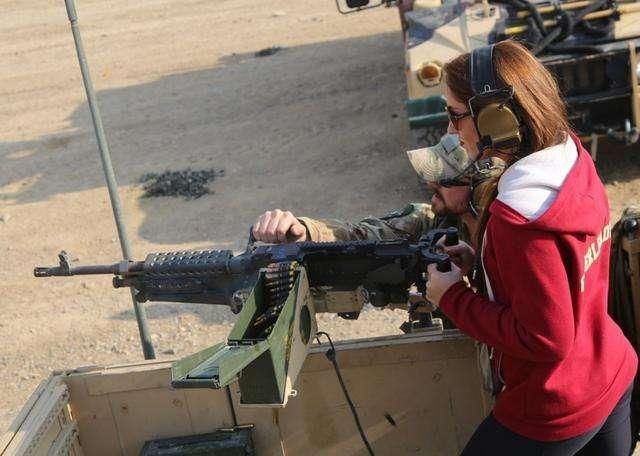 美国一群美女到作战基地劳军, 尖叫连连让特种兵们荷尔蒙极具飙升