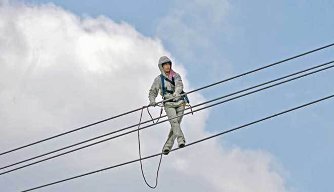 他是世界上80万伏特高压带电作业第一人 如今“身价过亿” 他是世界上80万伏特高压带电作业第一人 如今“身价过亿”