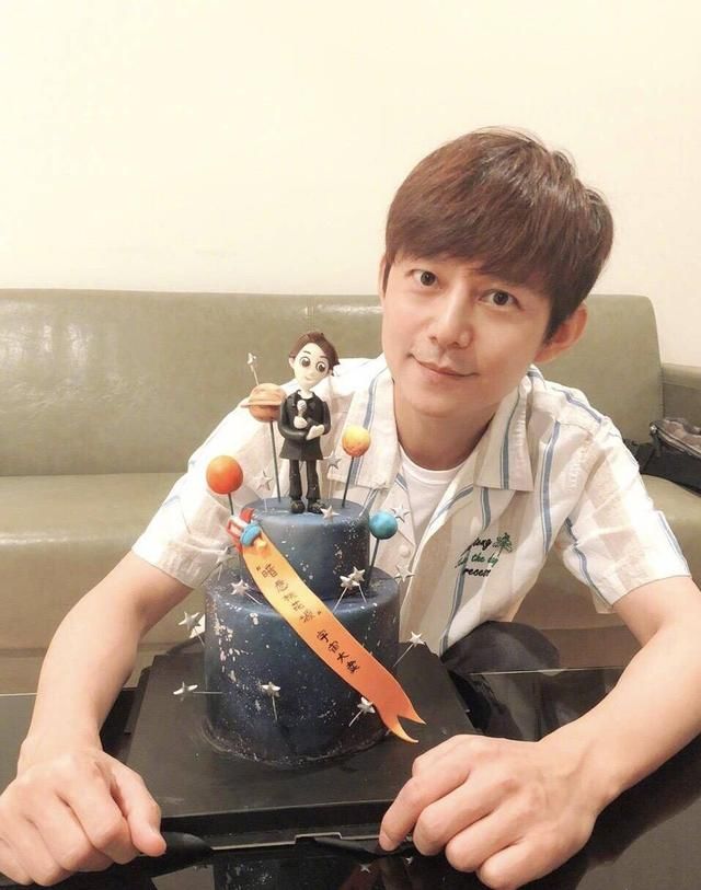 何老师是第二个拿到微博粉丝过亿的人,那第一