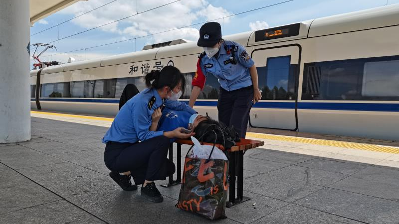 孕妇站台临产!铁路值班员秒变“助产士”16分钟接生 孕妇站台临产!铁路值班员秒变“助产士”16分钟接生