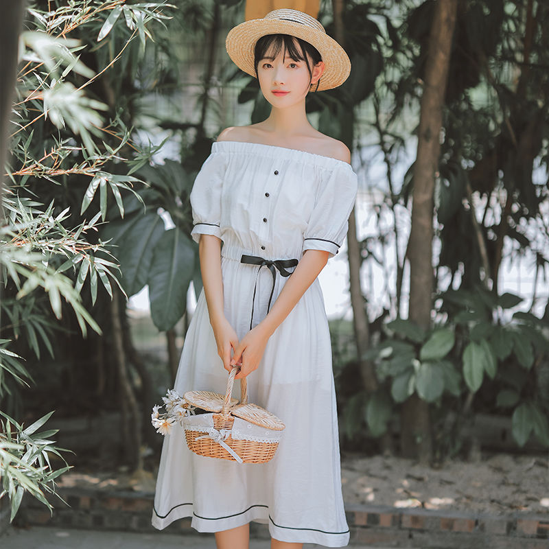 上海女人真大胆,吊带裙+隐形文胸就敢出门,不