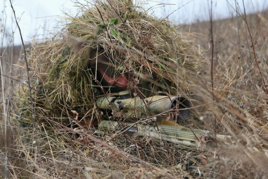 俄军狙击手秀伪装技术:迷彩狙击枪