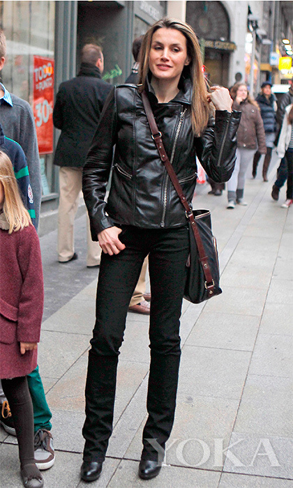 王室风云:小骨架西班牙王妃 用皮革服装穿出总