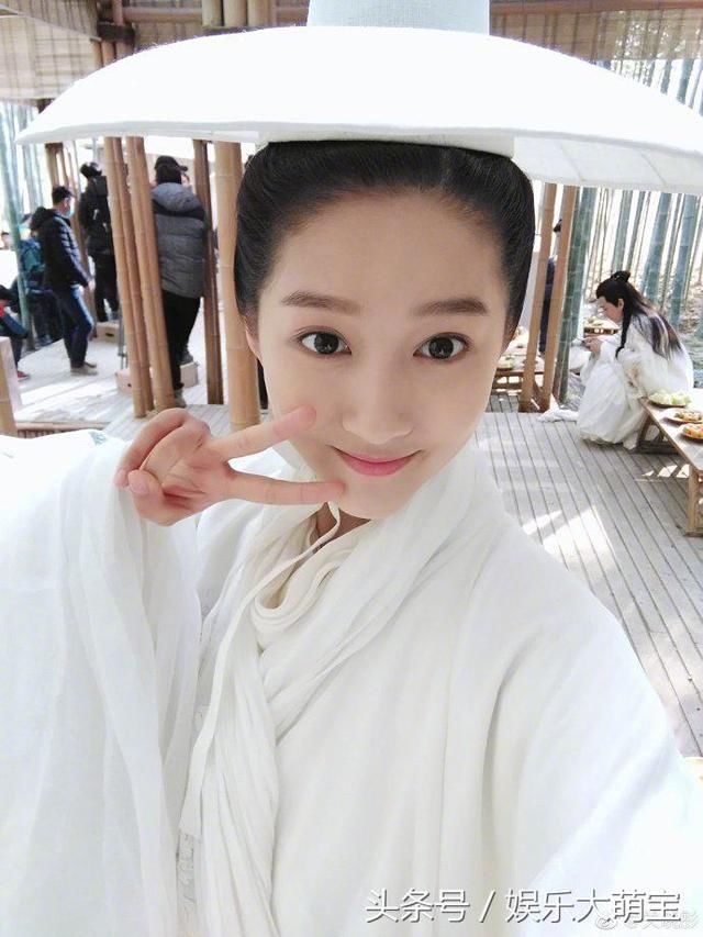 关晓彤晒清纯剧照,一身白衣神似刘亦菲,天仙气
