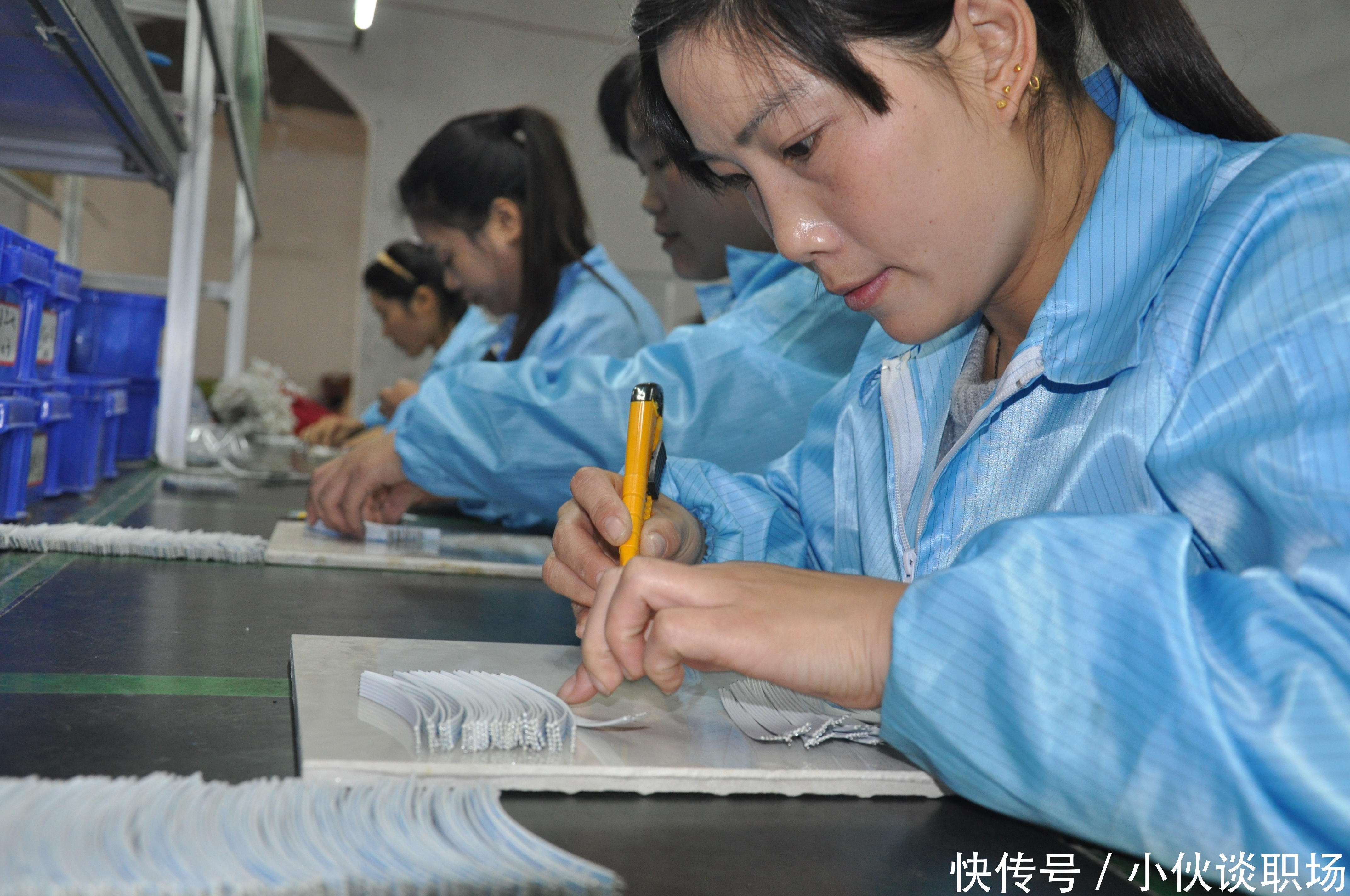 打工妹迟到一分钟,被领导叫去办公室,结果却是