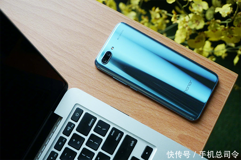 夏天手出汗,苹果指纹解锁失灵?荣耀10:我有人