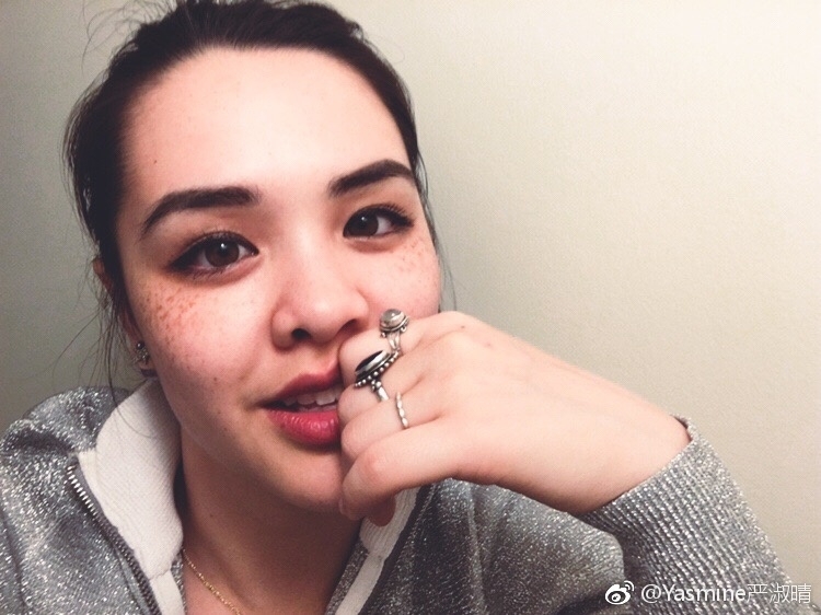 6月6日,钟丽缇女儿严淑晴微博晒出一组自拍美照,并附文"我正在练习