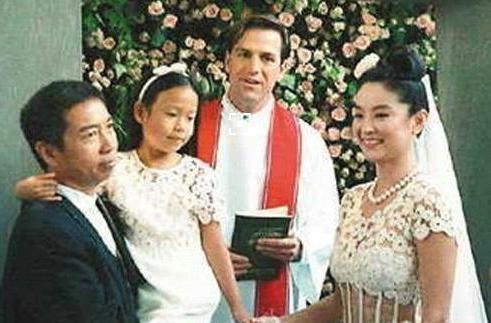 谁也没想到,经历了事业风光无限和感情起起伏伏之后的林青霞,40岁时却闪婚嫁给了邢李源,让很多人大吃一惊。邢李源虽然是富商,但之前在娱乐圈没什么名气,不仅比林青霞大,相貌颜值悬殊更大,而且是离异有女儿,林青霞一结婚就当上了后妈。