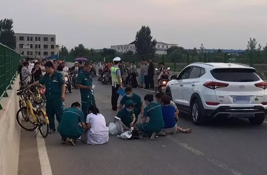 12岁男孩骑小黄车练漂移摔死 亲人围尸体旁痛哭 12岁男孩骑小黄车练漂移摔死 亲人围尸体旁痛哭