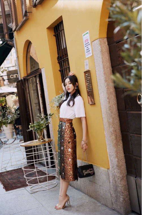 迪丽热巴穿搭一件亮片长裙宛如美人鱼,网友:她