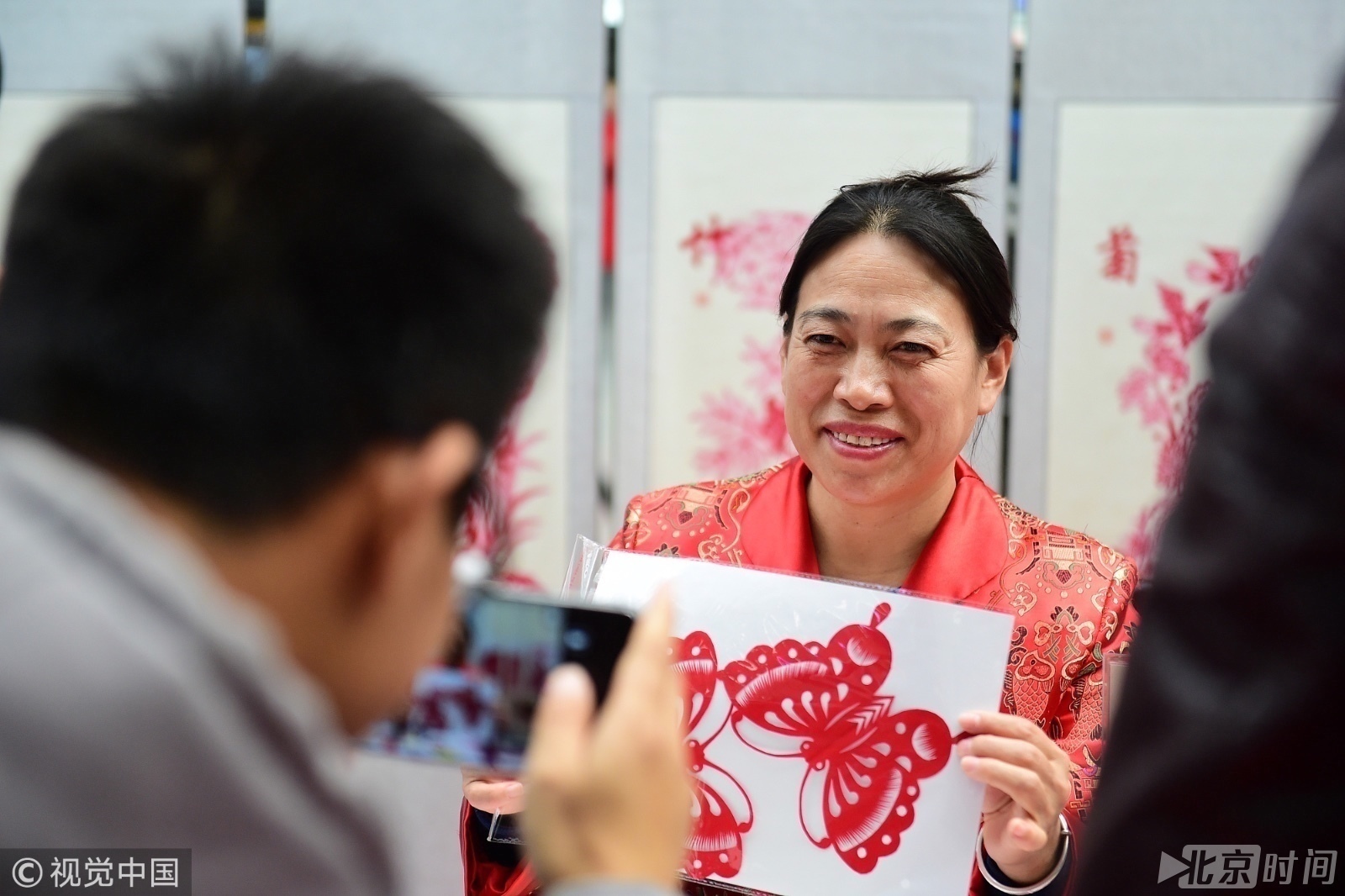 11月18日,齐秀芳现身济南遥墙机场推介山东民间文化,在现场,她一边