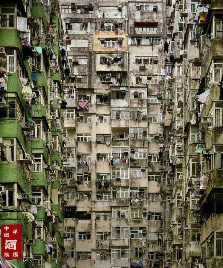 直击香港棺材房,小的仅能放下一张床,月租却高达几千元