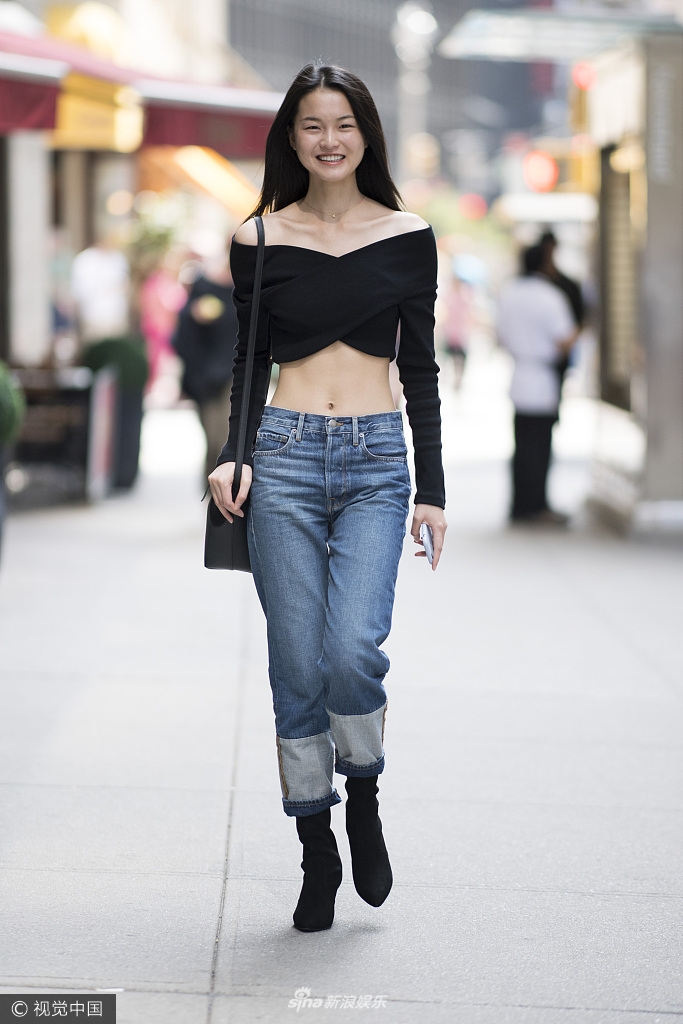 新浪娱乐讯 当地时间2017年8月27日,中国模特谢欣为2017维密年度大秀