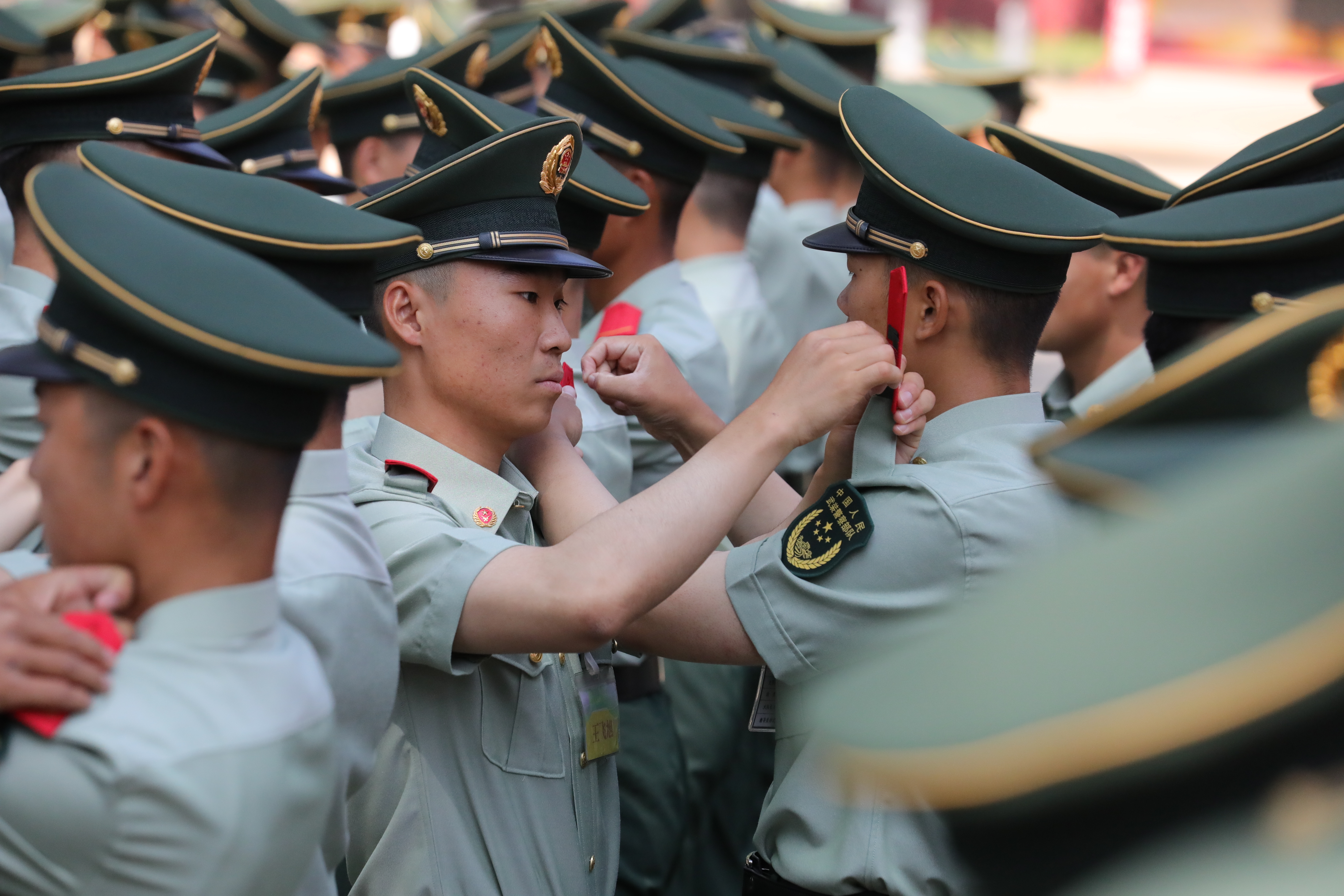 闪耀的警徽下,新兵军姿挺拔,整齐列队,面向武警部队旗庄严宣誓,光荣