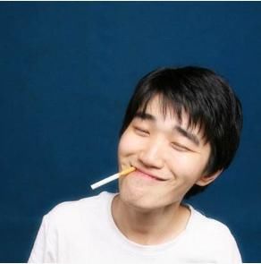 曾被多家电影公司邀请,模仿周星驰走红,可惜蹿