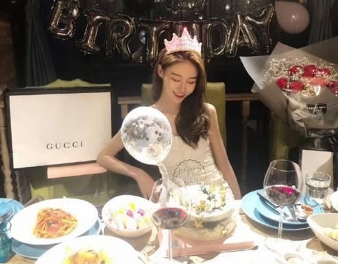 温婉素颜开直播,巧妙回应土豪男友与整容,观众