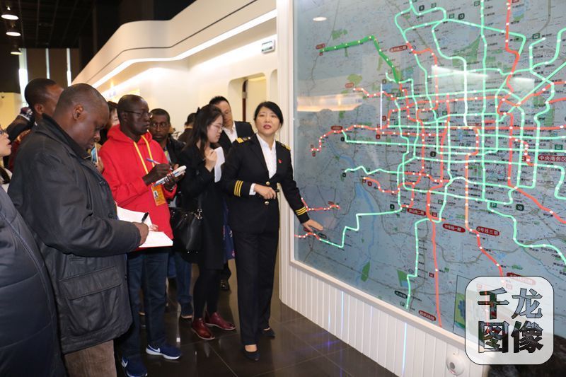 外媒记者体验北京地铁 点赞轨道交通发展 外媒记者体验北京地铁 点赞轨道交通发展