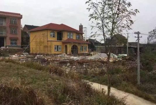 农村邻居的房子:黄色外墙、红色琉璃瓦、轻钢