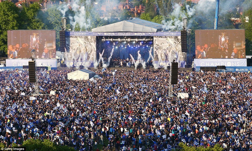 组图-莱斯特城夺冠游行 24万人狂欢老板娘疑现身