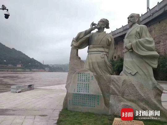 从图片可以看出，在洪峰来临前，两位诗人的雕塑是宜宾滨江公园的一个景观，距离岷江江面有一定的距离。