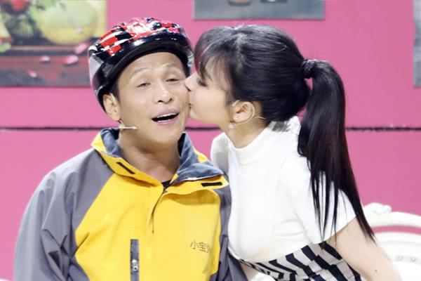 柳岩和宋小宝同台演出拉手亲吻,网友调侃小宝