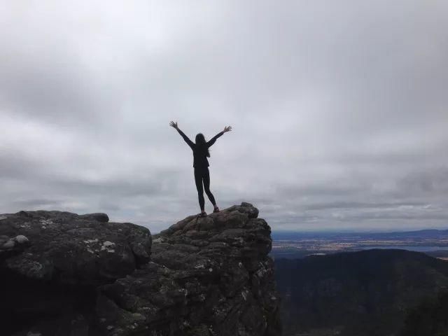 她放弃了在墨尔本的高薪工作和绿卡,去到尘土