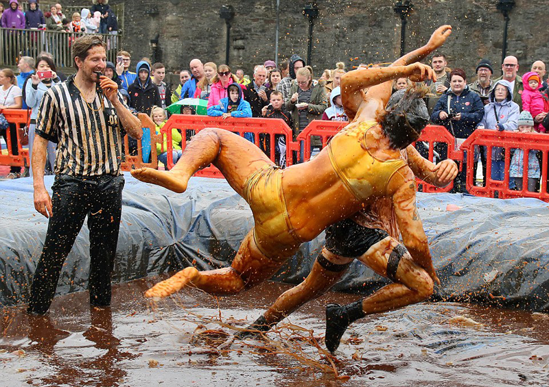 此外，这场锦标赛也被视为一个有趣的家庭日，还有其他大量的娱乐活动。如果父母允许的话，孩子们也可以在肉汁里玩。