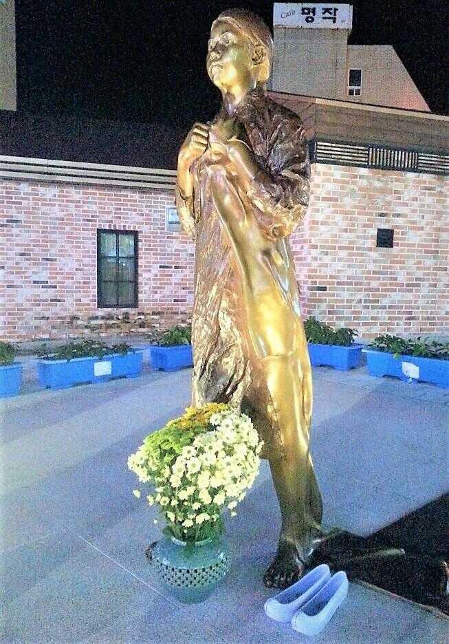 不仅有大小便 还被乱丢垃圾!韩国慰安妇少女像屡遭破坏