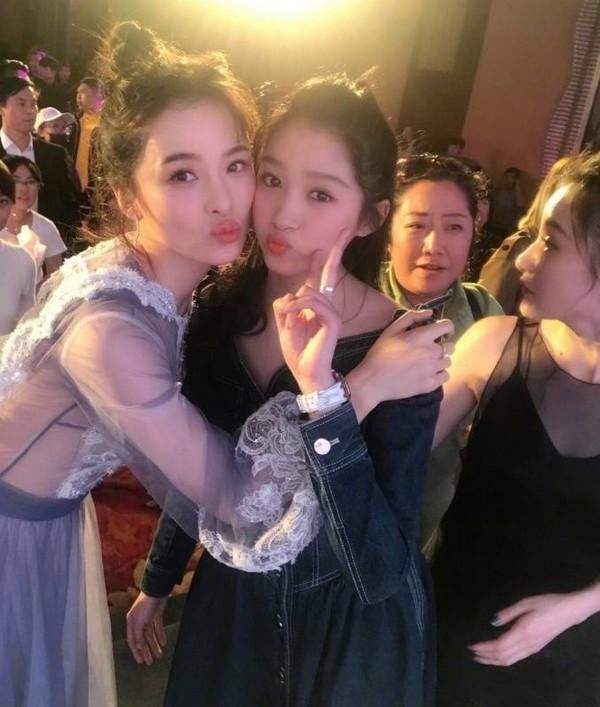 关晓彤和赵韩樱子同框,173的身高瞬间被比下去