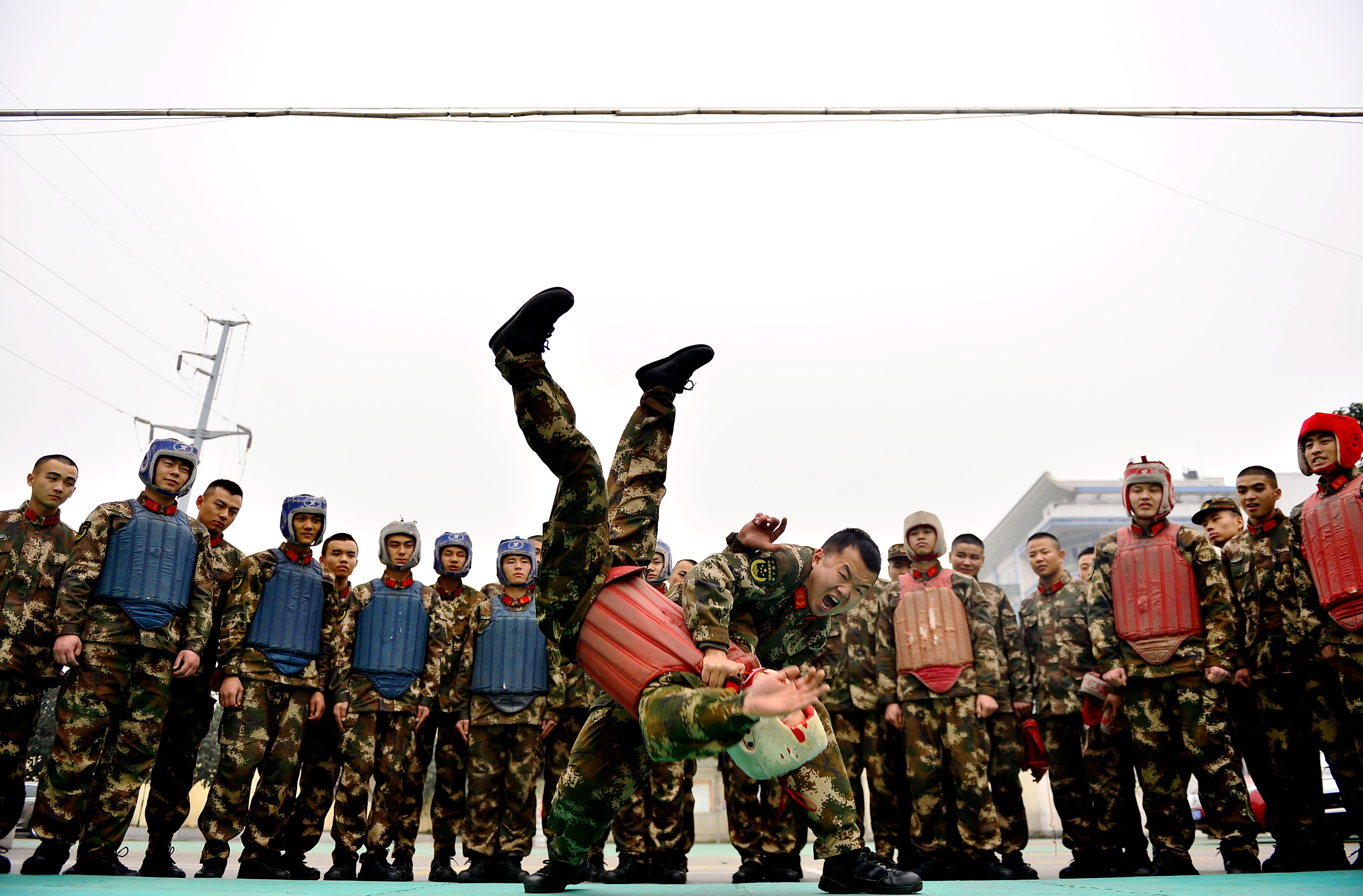 武警重庆总队官兵进行摔擒训练。