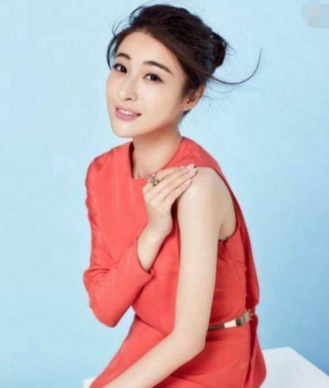 她是无线流量小花旦,与陈晓是同班同学,衣品好的没话说!