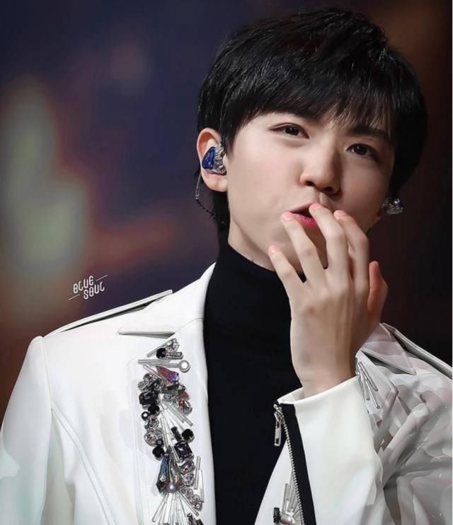 tfboys王俊凯竟然涂粉色指甲油,你竟然是这样的