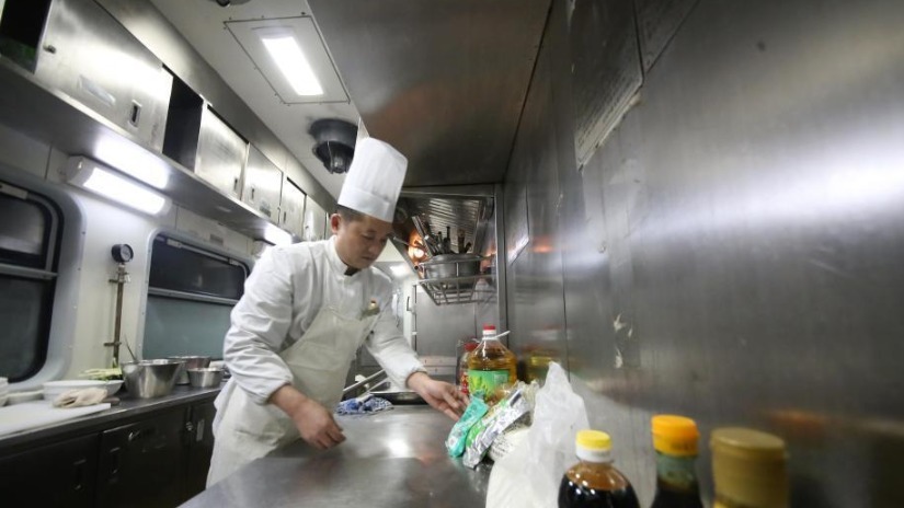 探访春运列车“移动厨房” 盒饭制作全过程 探访春运列车“移动厨房” 盒饭制作全过程