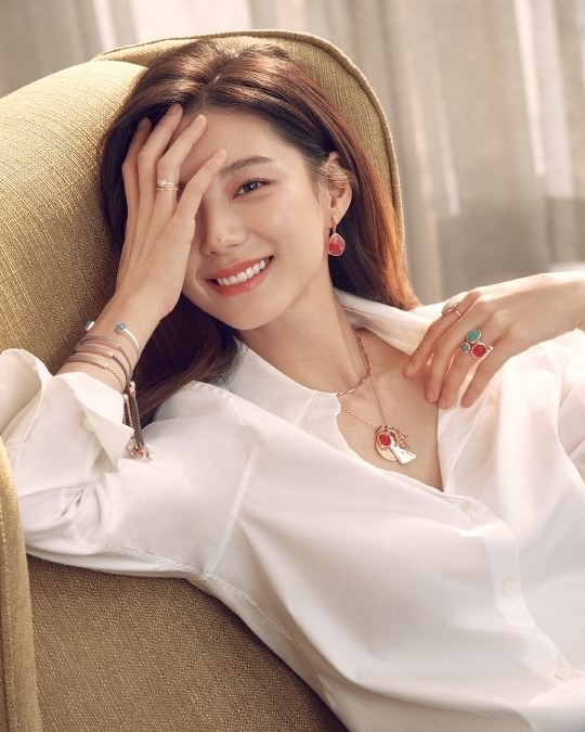 韩国女艺人朴秀珍近日为代言的珠宝饰品品牌拍摄了一组最新宣传照