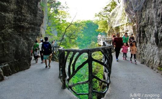 六七月份去张家界游玩需要带什么衣服、山里会