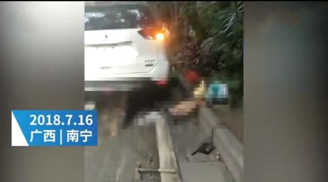 广东小伙疲劳驾驶无牌新车撞倒路边绿化工人,