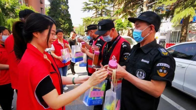 高温送清凉 此刻我们心系烈日下户外工作者~ 高温送清凉 此刻我们心系烈日下户外工作者~