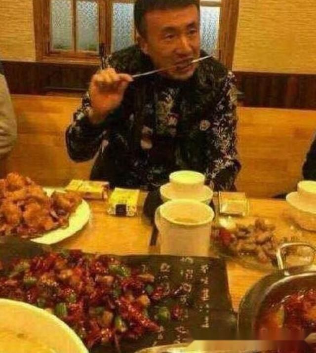 军队伙食赶不上国足,但是,军人肌肉能甩国足白