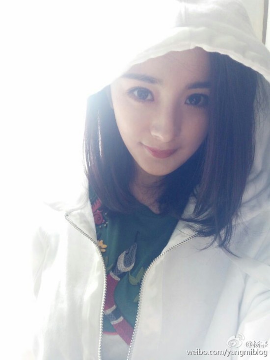 女明星的正面自拍照:杨幂玩梦幻 赵丽颖傻白甜