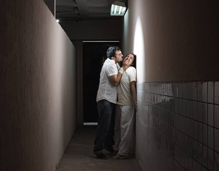 当保拉成功进入诊所后，工作人员对女同性恋患者身体和精神的双重折磨令她望而生畏。于是，她一一体验患者遭受的各种“治疗”，让朋友将这些场景拍摄了下来。照片中，她或躺在地上饱受踢打；或被男人拥抱，面露恐惧；或被绳子捆绑住双手，一脸颓废和绝望；或被迫进食，双目无神。在这里，工作人员以“治疗”的名义对“患者”暴力相向，甚至强奸她们以纠正她们的性取向。
