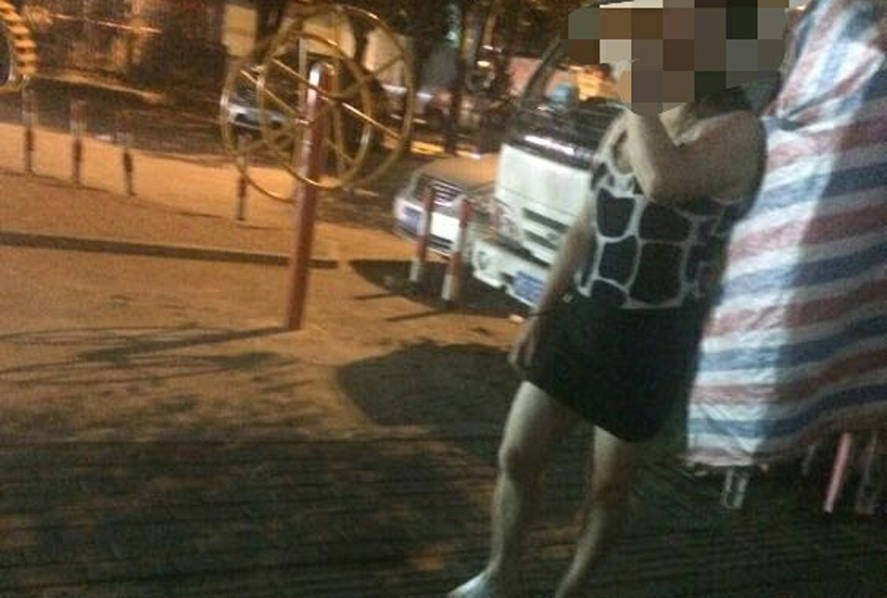 图为广东河源一公园内的疑似拉客招嫖违法人员。
