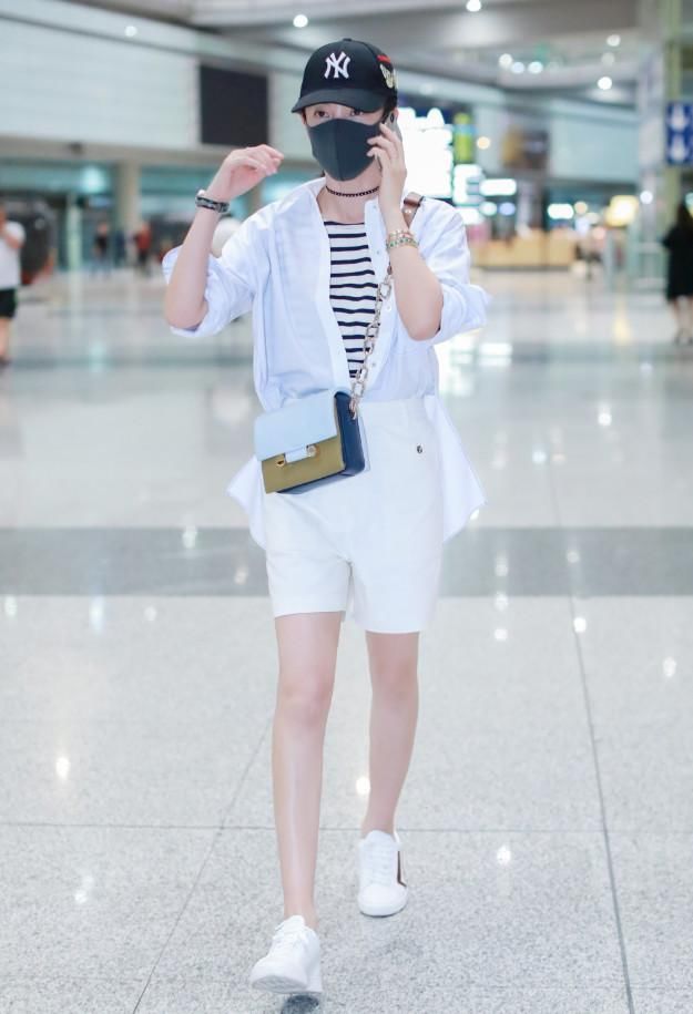 45岁李冰冰穿开叉裙秀腿不输25岁小姑娘,难怪