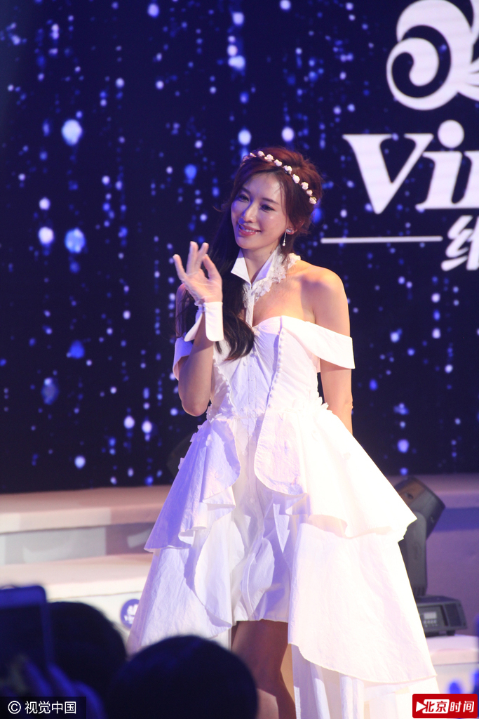 7月29日林志玲被陈冠希微博大骂后首次公开出席商业活动，身着露肩白裙仙气儿十足。