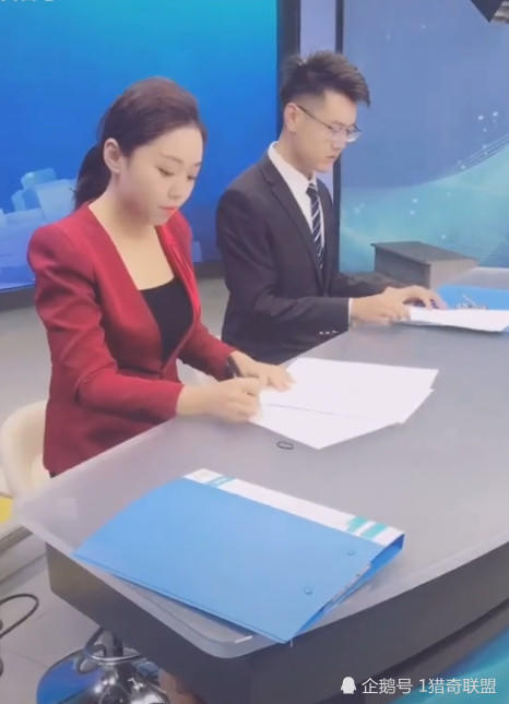 抖音爆料新闻直播间真面目,上半身一本正的主