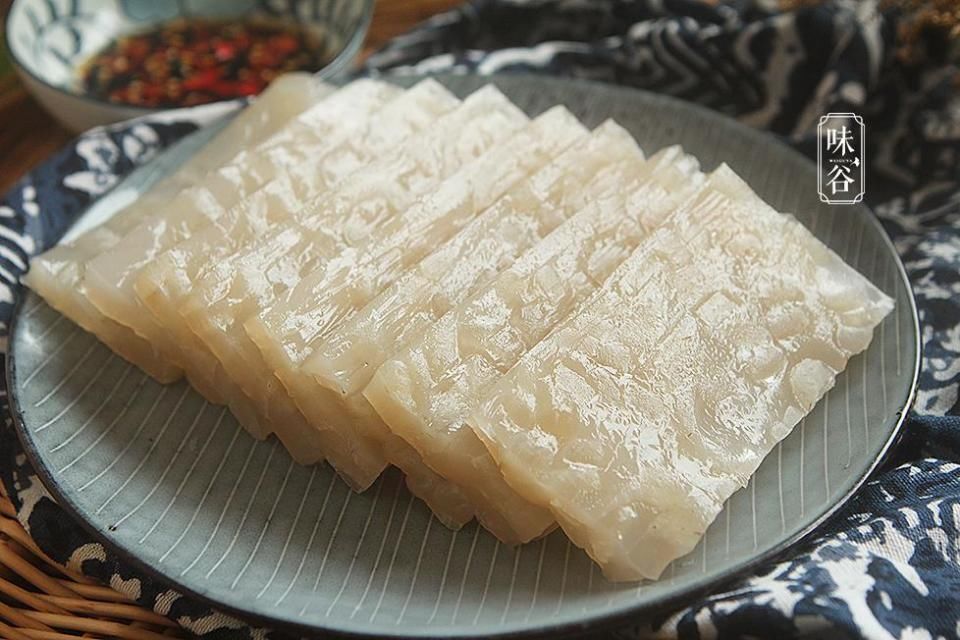 常被人嫌弃的猪皮,这样做晶莹剔透,营养丰富,3块钱能做一大盘