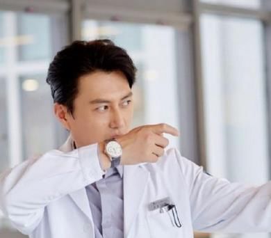 靳东演过的4部电视剧,除了《伪装者》,后三部